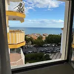 Modern 2 Bedroom Apartment With Sea Views