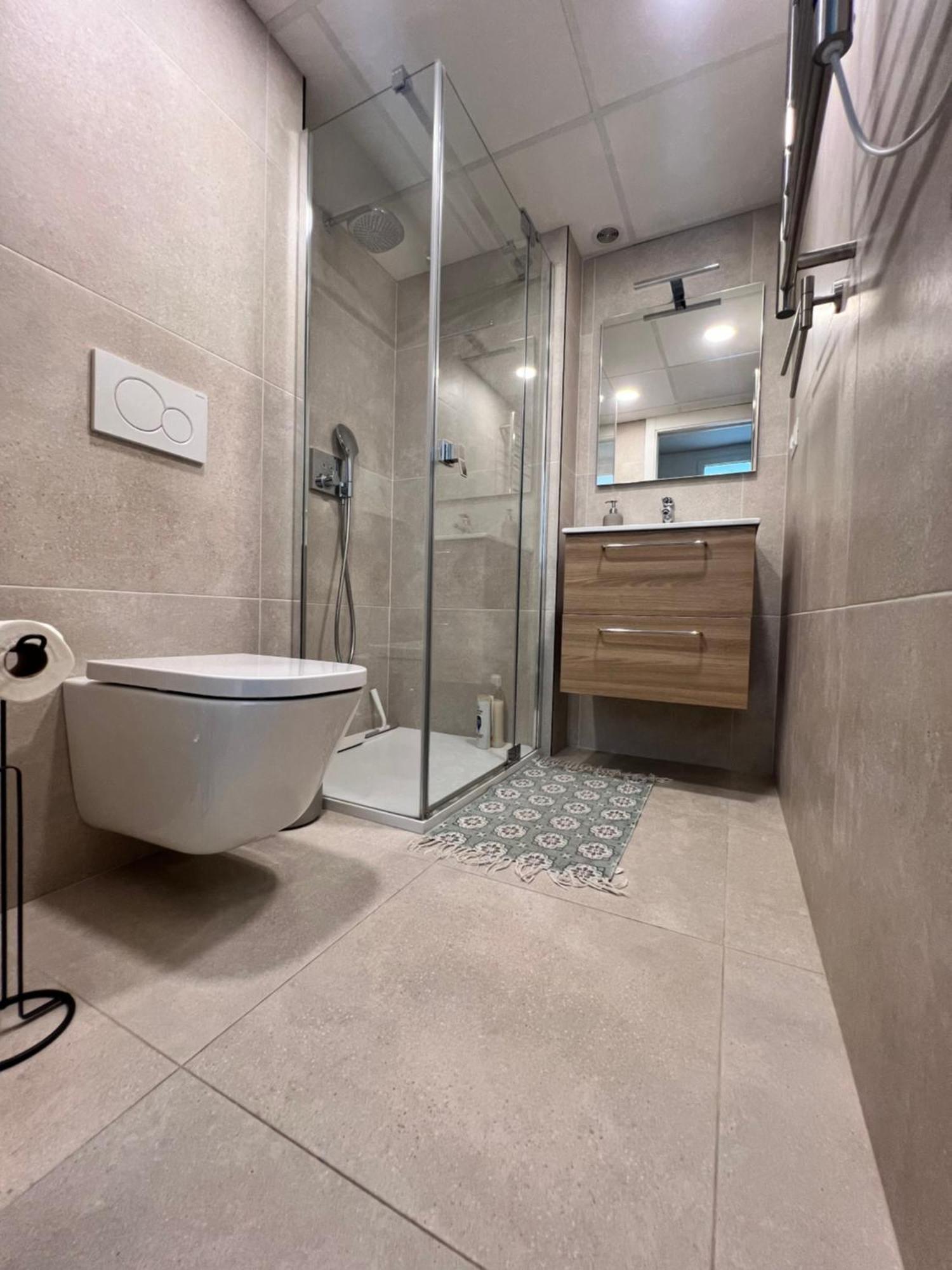 Modern 2 Bedroom With Sea Views *