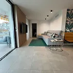 Modern 2 Bedroom Apartment With Sea Views